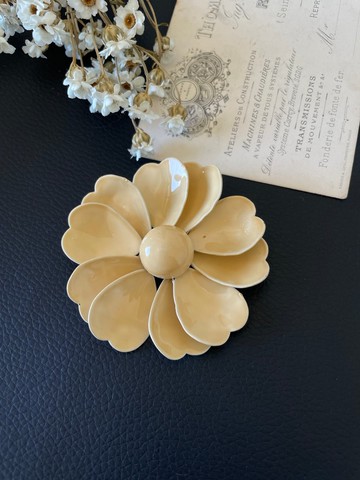 古董塑料粉膚色大花別針胸針 b1219