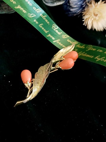 vintage jewelry Sarah cov  金色仿橙色珊瑚葉 別針