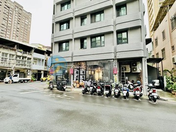 五福商圈三角窗｜雙捷運｜醒目店住首選｜高雄市新興區仁愛二街