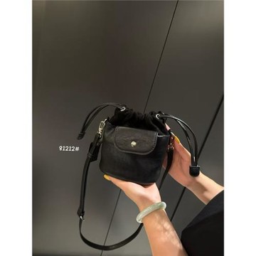 2025秋冬上新抽繩磨砂真皮水桶包包韓版簡約休閑斜跨時尚小包女