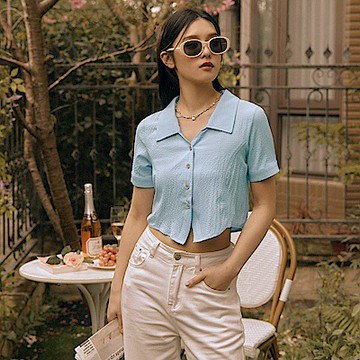 立體紋理襯衫領修身剪裁短版上衣-OB大尺碼