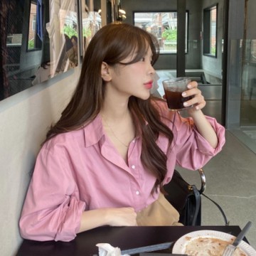 MOCO粉色氣質休閒百搭疊穿簡約溫柔風排釦寬鬆襯衫