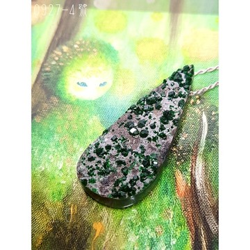 💚鈣鉻榴石原礦珠寶片0927-4號 有側洞/不含鍊 (Uvarovite) ～充滿愛與對應心輪的豐盛守護石