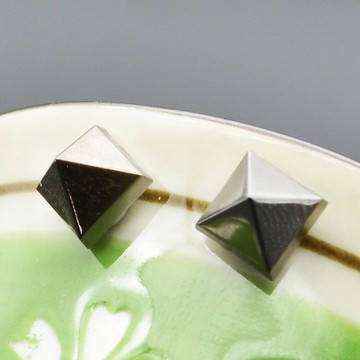B2536 鐵灰色立體金字塔 磁石/磁鐵耳環 三角形尖錐 無耳洞耳夾 個性款 磁吸 夾式耳環 不用耳洞