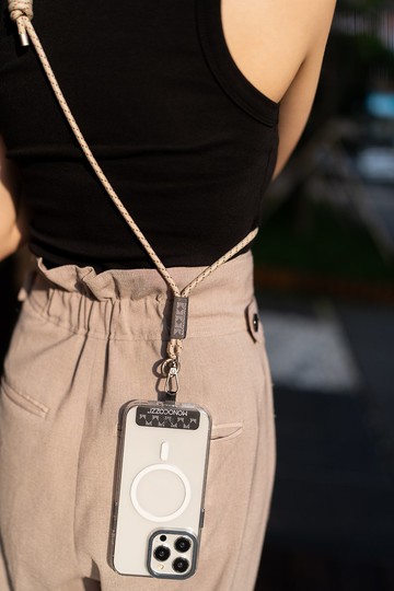 ESSENTIALS iPhone 專用手機揹帶 -附AirPodsPro2掛繩-卡其色