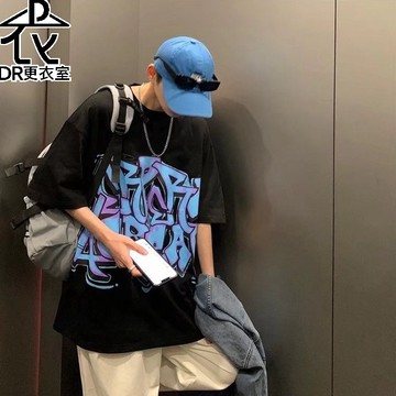 DR更衣室-情侶短T恤 美式滿版塗鴉字母 街頭 五分袖 大尺碼5XL 短袖上衣【NL622093】