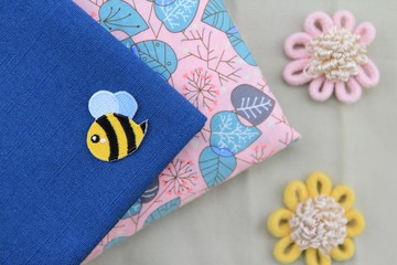 嗡嗡小蜜蜂自黏繡布貼-森林系列