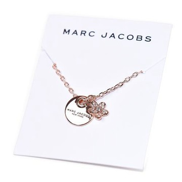MARC JACOBS 圓牌LOGO晶鑽小雛菊鎖骨鍊-玫瑰金【全新展示品】