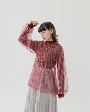 質感格紋皺皺透膚澎袖上衣 兩色售