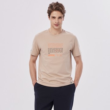 moz瑞典 文字駝鹿印花100%純棉短T-奶茶(亞洲版)男款