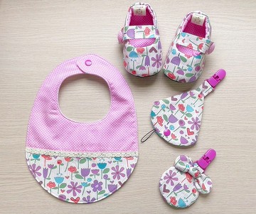 現貨 紫芋花花4件組 寶寶鞋 防水圍兜兜 平安符袋 奶嘴防麈袋