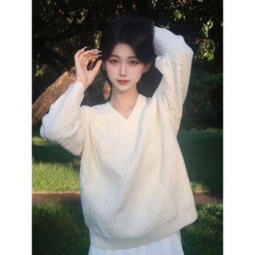 奶白色V領麻花毛衣女設計感小眾寬松顯瘦套頭針織衫上衣秋冬新款