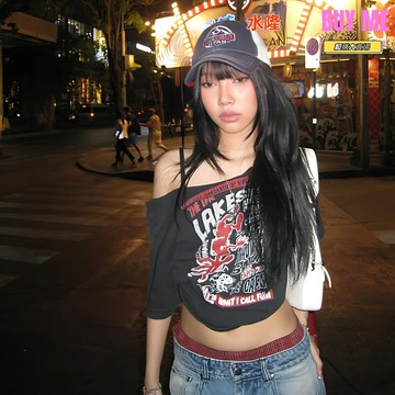 【辣妹必入】露臍上衣 女裝上衣 夏季上衣 辣妹裝 露肩上衣 街頭上衣 鏤空印花設計 修身百搭 歐美風2025夏季新款 派對街拍穿搭