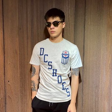 美國百分百【全新真品】DC SHOES T恤 logo 徽章 街頭滑板 T-shirt 短袖 短T 米灰 S號 G668
