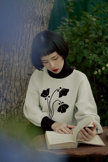 石灰白色 秋冬提花高領毛衣 領口袖口撞色落肩燈籠袖寬鬆針織衫