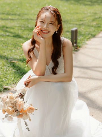 花葉蕾絲拼接V領無袖落地長襬輕婚紗