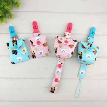 招財金豬-2色可選。3件組 。平安符袋+奶嘴袋+奶嘴鏈(可繡名字)