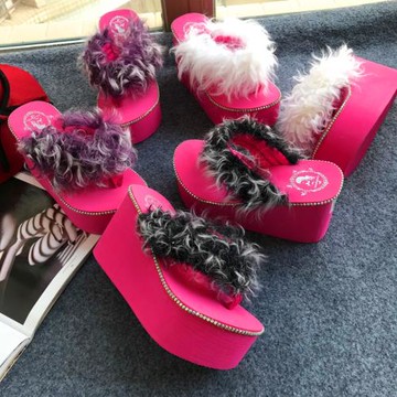 新款毛毛拖鞋 水鉆羊卷毛人字厚底松糕鞋 增高休閑沙灘鞋個性