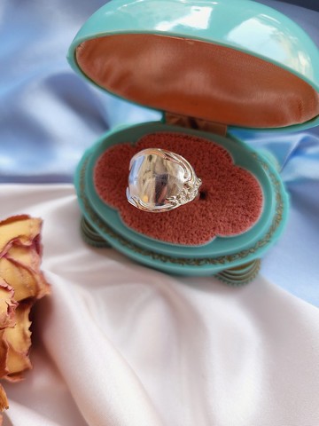 美國西洋古董飾品 / 寬勺環花卉藤蔓壓紋鍍銀復古戒指/早期首飾