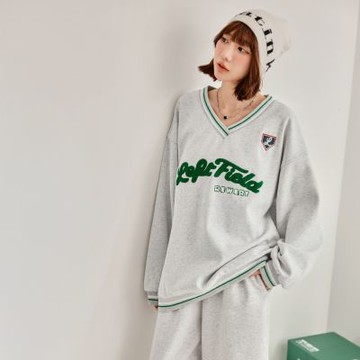 OB嚴選-內刷毛V領配色繡花大學T《AB20783-》