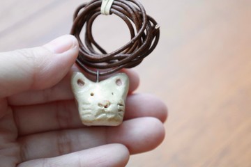 【快速出貨】醜萌當道可愛立體白貓手捏陶項鍊背面可滴精油當擴香