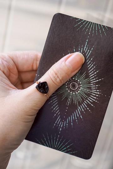 原礦黑碧璽銅戒指，線圈纏繞，天蠍座水晶，萬聖節禮物