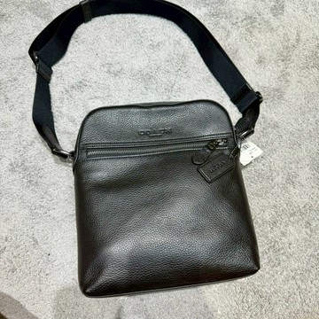 【蔻馳｜全新】現貨 COACH 斜背包 男款 經典款 素色 壓紋 小標 飛行包 側背包｜Little Bee 小蜜蜂精品