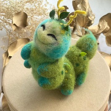 毛毛蟲的禮物。 毛毛蟲藝術娃娃  毛毛蟲玩具。