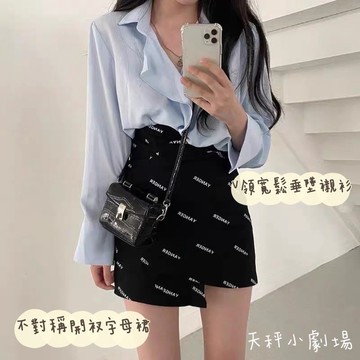 4Q1 心機深V領寬鬆垂墜滑面襯衫+不對稱開衩裙頭設計YANCFR英文滿版印刷短裙