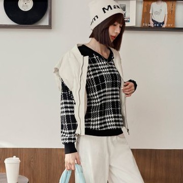 OB嚴選-黑白千鳥格紋拼接V領長袖上衣《AB11911-》