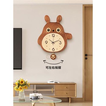 可愛龍貓原木風創意時鐘壁燈客廳掛鐘2025新款家用鐘表掛墻免打孔