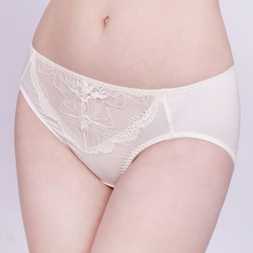 思薇爾 半熟美人系列M-XXL蕾絲中腰三角內褲(珍珠米)