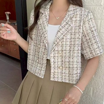 La Belleza名媛時尚圓領珠釦粗花雙排釦格紋短版西裝外套