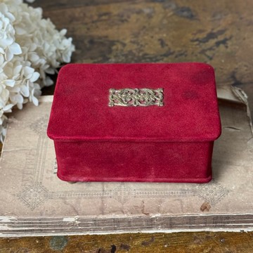 51009-迷人法國古董深紅絲絨飾金屬花紋珠寶首飾盒