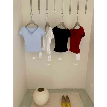 【太妮絲WG34】現貨 韓系 爆賣款！純慾 抓皺 螞蟻腰 排釦 短袖上衣 小V領 顯臉小 高級感 辣妹 貼身 紅色上衣