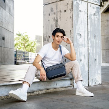 【VOVA 沃汎】台灣總代理 艾克瑟爾 橫式斜背包-藍色/VA138M002NY