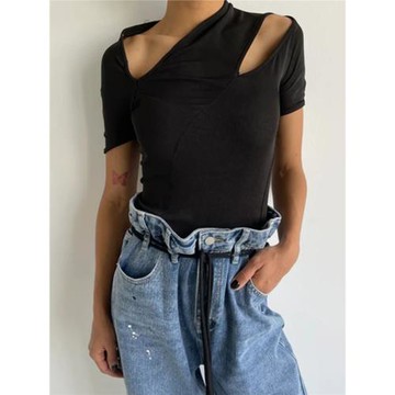 TWOTWINSTYLE美式街頭辣妹鏤空斜肩露鎖骨純色不對稱領口性感短袖