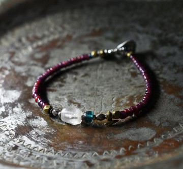 古老水晶與靛藍珠飾、葡萄紫與深紅White Hearts、舊西藏銀與奧裡薩黃銅的細緻手鍊