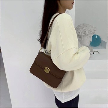 掀蓋式金扣百搭大容量肩背包 肩背包 拼接背帶 棕色