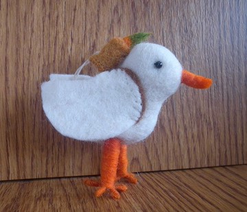 羊毛氈 手工製作  吊飾 包包掛飾 動物 背紅蘿蔔的鳥