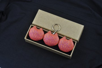 手工刺繡花火貓咪飾品3入 冰箱貼 鑰匙扣吊飾 胸針 橙紅色