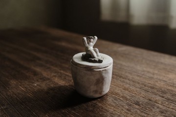 坐在廣藿香葉子上的人・有蓋子的杯子・燭台容器