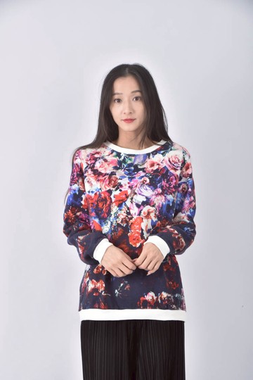 (L) 滿版花朵黑色長袖上衣