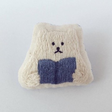 與其看書，不如拿一隻北極熊刺繡胸針