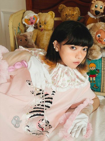 Meugler牛稠島 復古玩具館 少女感光澤假領子