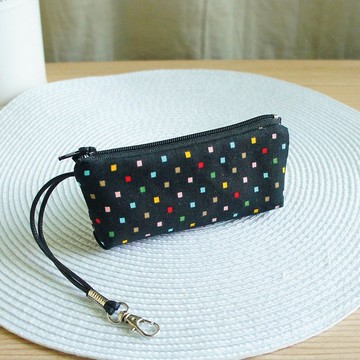 Lovely【彩色方塊拉鍊鑰匙包、黑】放得下約7把鑰匙