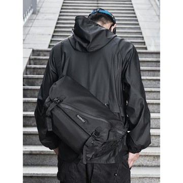 斜挎包機車腰包男款背包男潮斜跨單肩包山系騎行挎包出行沖鋒包