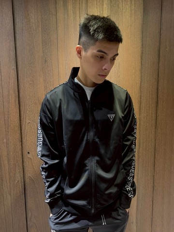 美國百分百【全新真品】 Guess 外套 夾克 男款 立領 袖子 滾邊設計 防風外套 logo 男 黑色 AP06