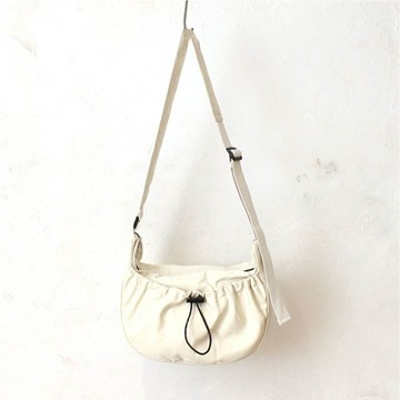 日本 polkapolka - 率性抽繩半月型輕量側背包-象牙白