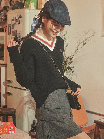 Cable Pattern Wool Blend V-Neck Top [Black]